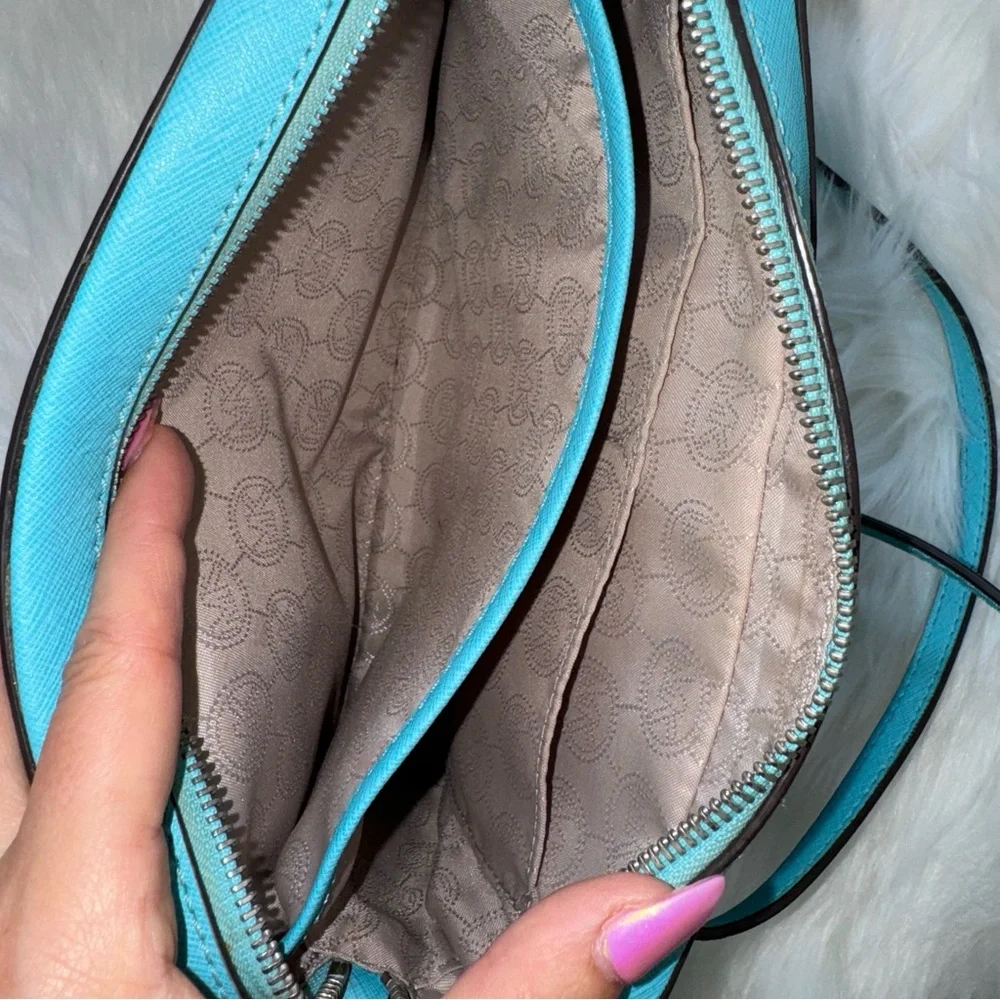 Like New Michael Kors MK Crossbody - Picture 5 of 8